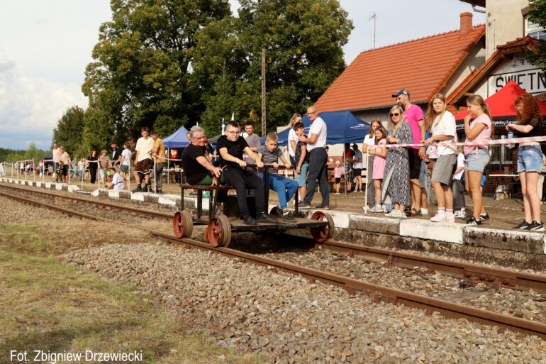 Drezyna na torach Stacji Muzealnej Świętno