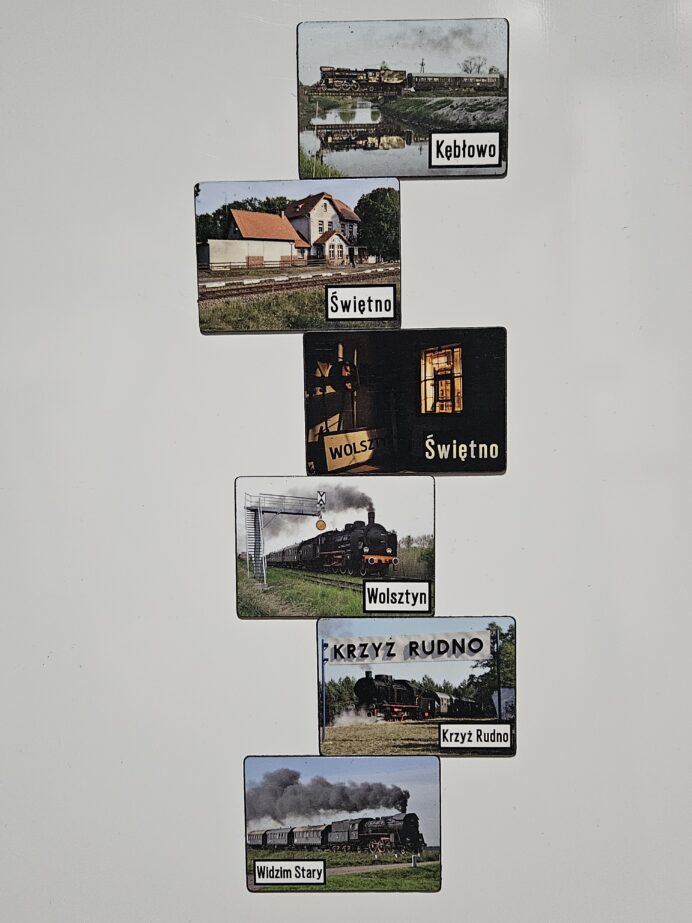 Zestaw sześciu magnesów ukazujących pociągi specjalne kursujące na linii nr 371 oraz historyczne obiekty Kolei Muzealnej Wolsztyn – Świętno