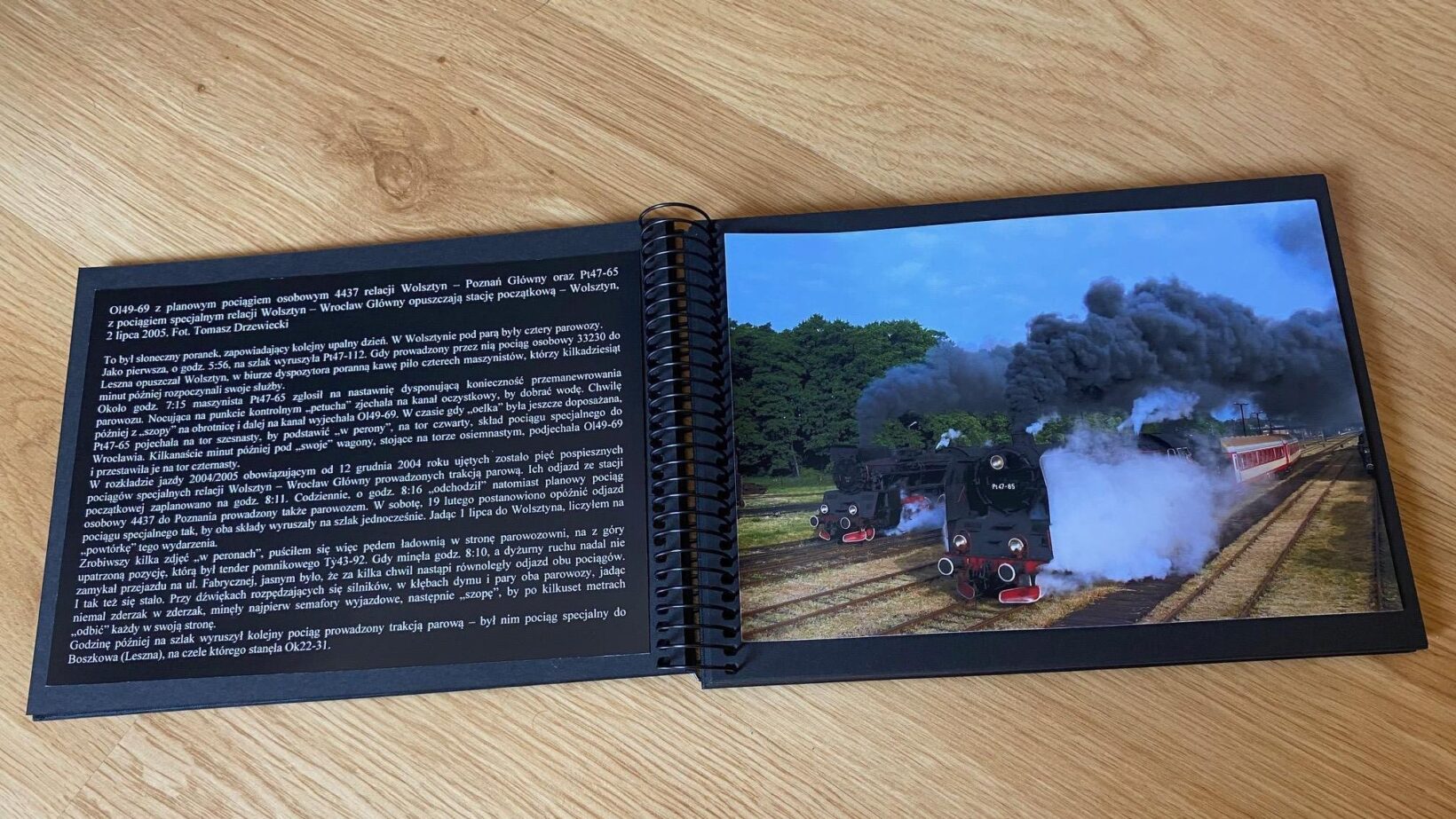 Rozkładówka albumu fotograficznego przekazywanego darczyńcom Towarzystwa.